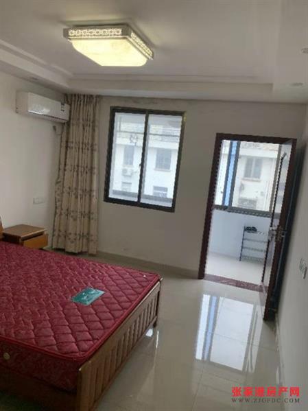 云盘一村5楼74自二室一厅新装修满5年155万