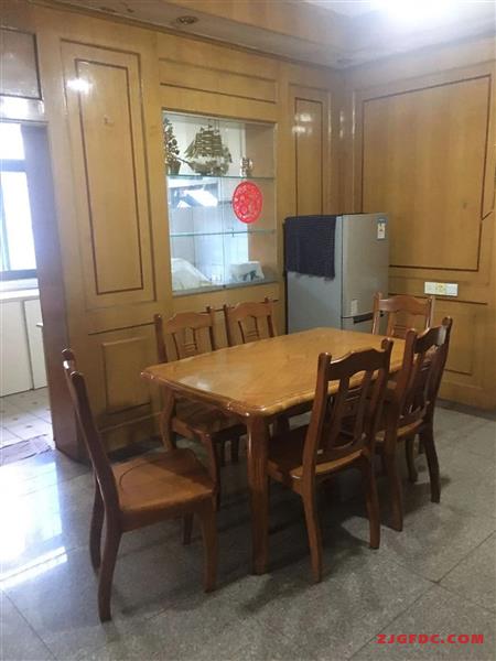 万红三村1333元2室2厅1卫中装采光好，拎包随时就可以入住！