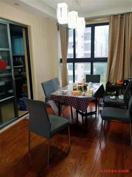 梁丰初中学区甲江南5楼精致装修2室2厅195万看房方便