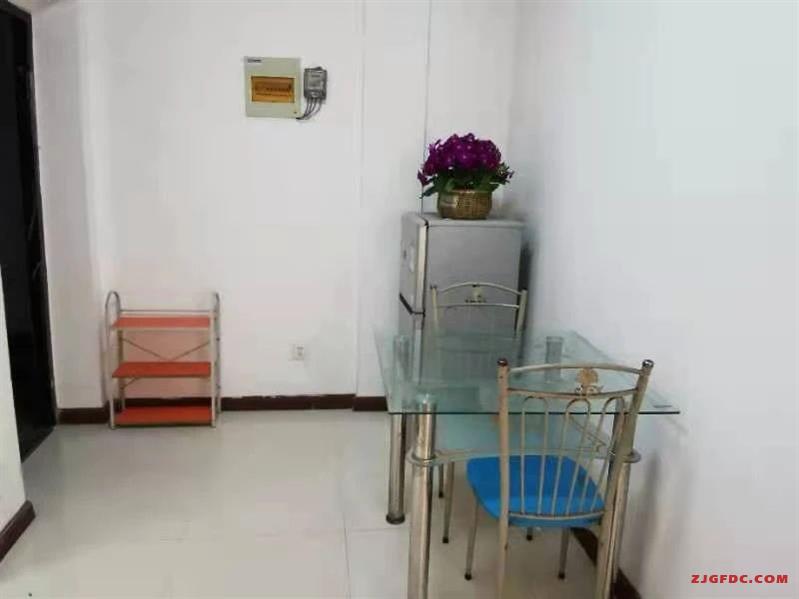 大润发旁万红三村1330元2室1厅1卫中装便宜出租，适合附近上班族！