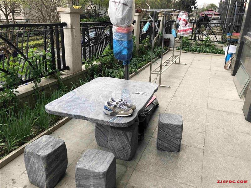 阳光里程1楼带院子精装修127平293万