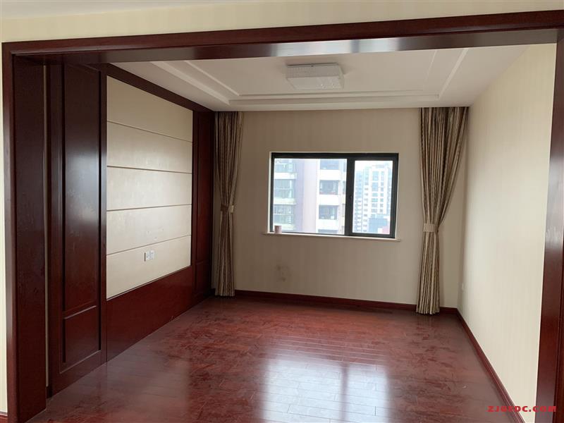 甲江南，16楼135.54平，精装修，255万