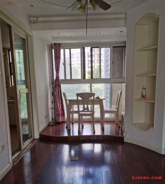 甲江南，电梯三楼，90平，精装修，29000元/年