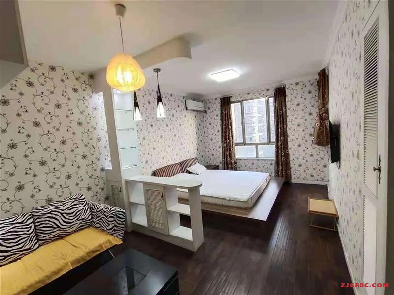 清水湾2000元1室1厅1卫精装修，家具电器齐全非常干净！