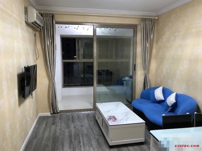 中联铂悦2100元1室1厅1卫精装修，家具电器齐全非常干净！