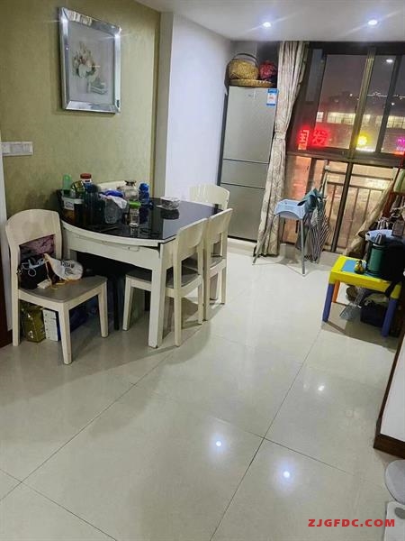 东海华庭4楼精装好房2房/2厅/1卫朝南89平米2000元/月