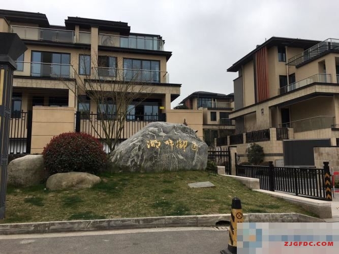 凤凰湖旁，湖畔御园联排别墅328万毛坯，真诚急售，升值潜力无限！