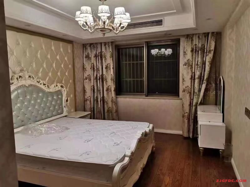 东海华庭豪装好房3房/2厅/2卫朝南132平米2900元/月