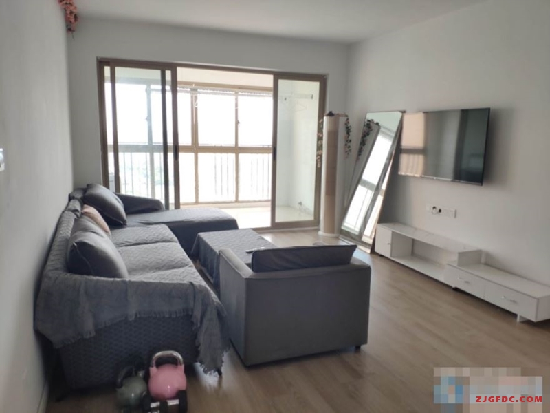 中联铂悦3200元3室2厅1卫精装修，干净整洁，随时入住