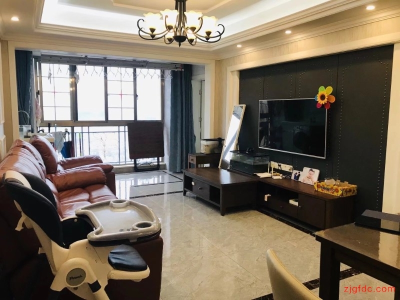 金新城首府20楼98平+储藏室+车位268万豪华装修打包卖学位都在