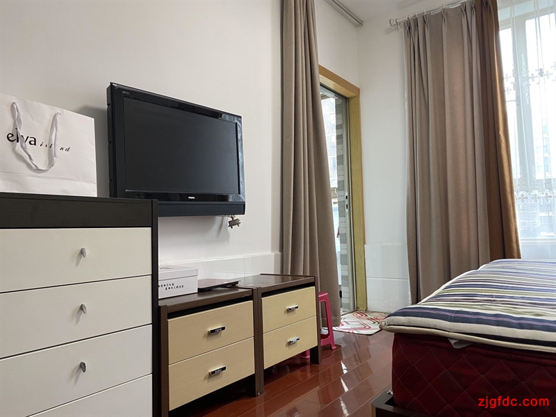 清水湾1666元1室1厅1卫精装修，家具电器齐全非常干净！