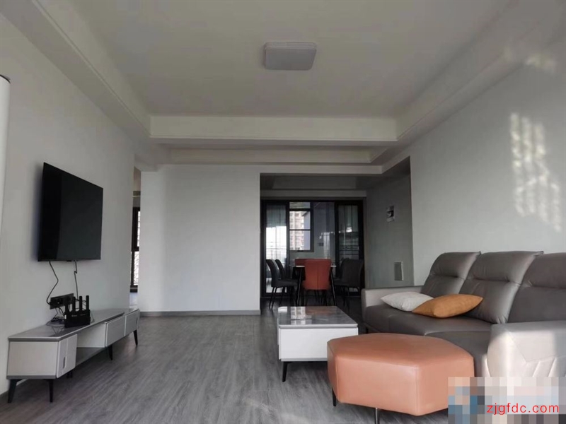 中联铂悦35000元3室1厅1卫精装修，家具电器齐全非常干净！