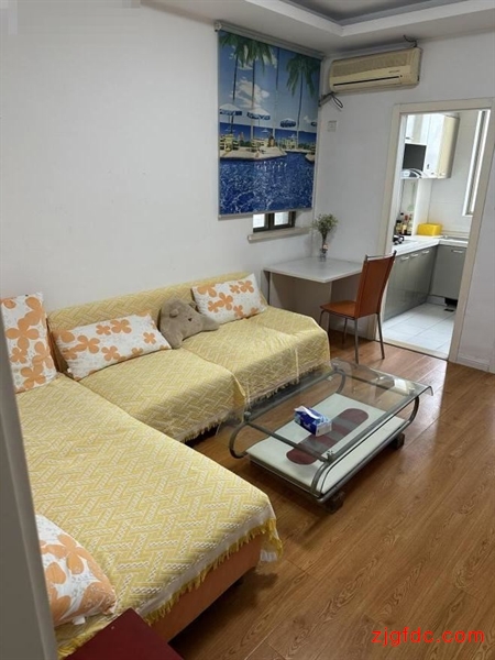 清水湾2083元1室1厅1卫精装修，家具电器齐全非常干净！