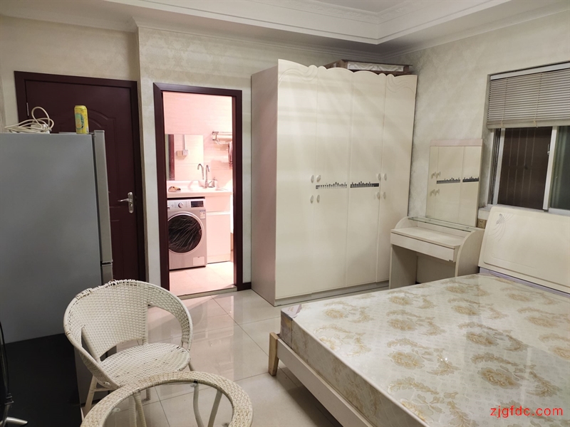 Q园林东村3楼精装单室套1万2设施齐全独立卫生间可做饭有钥匙