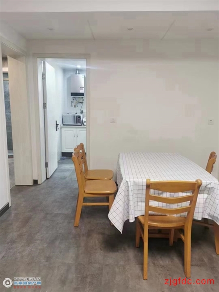 可租可卖通运新村底楼带院子97平精装两房有单独车位可做三房！136万，租2.5万/年看中