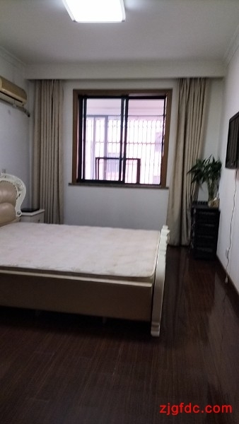 厚生新村精装好房2房/2厅/1卫朝南138平米1333元/月