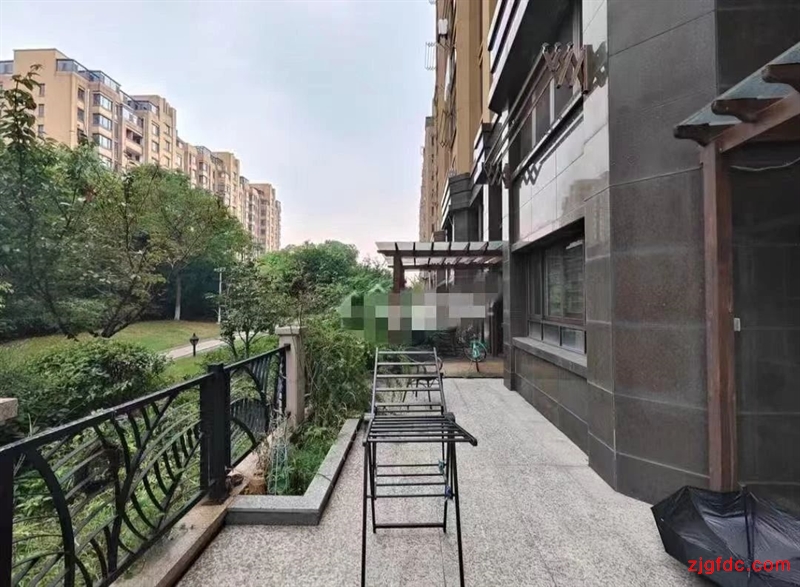 阳光里程稀缺底楼带院子178万3室2厅2卫精装修，大型社区，居家首选！