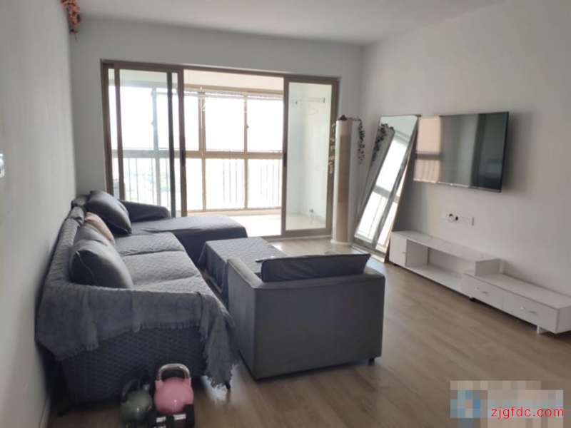 好房超级抢手出租，中联铂悦2500元3室2厅1卫精装修