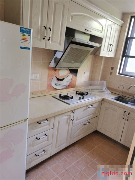 甲江南1900元2室2厅1卫精装修，干净整洁，随时入住