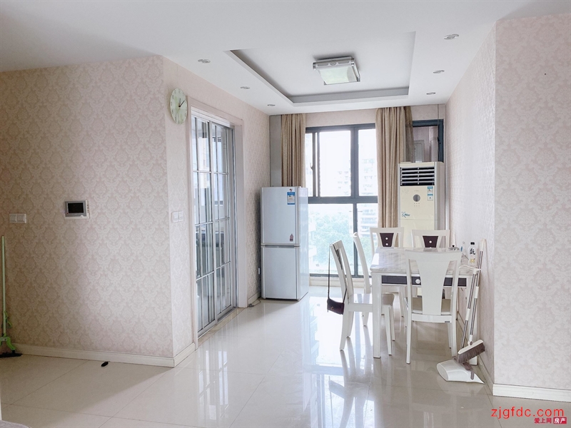 甲江南2800元2室2厅1卫精装修采光好，拎包随时就可以入住！