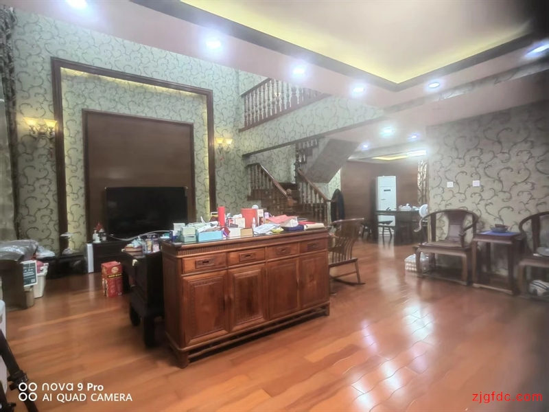 甲江南下叠三开间朝南5室2厅3卫精装修地地道道好房！