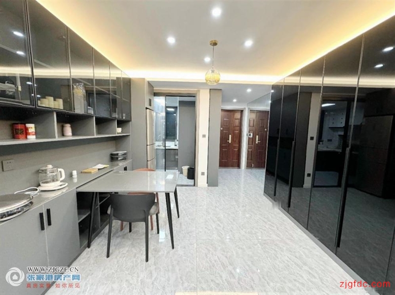 翡翠公馆精装修大横厅带车位打包出售121平惜售135万