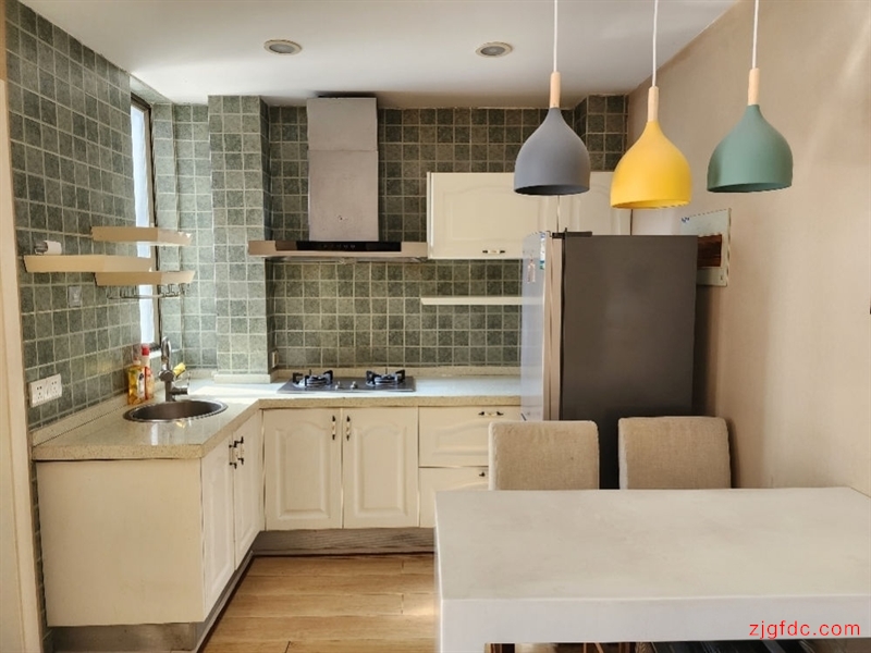 Q清水湾精装1室1厅美女房2万4可谈设施齐全干净清爽温馨舒适通燃气