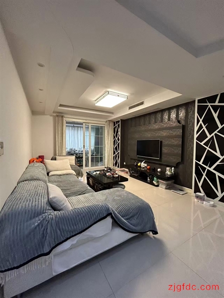 阳光里程底楼带院子3室2厅2卫精装修，格局好稀缺房源