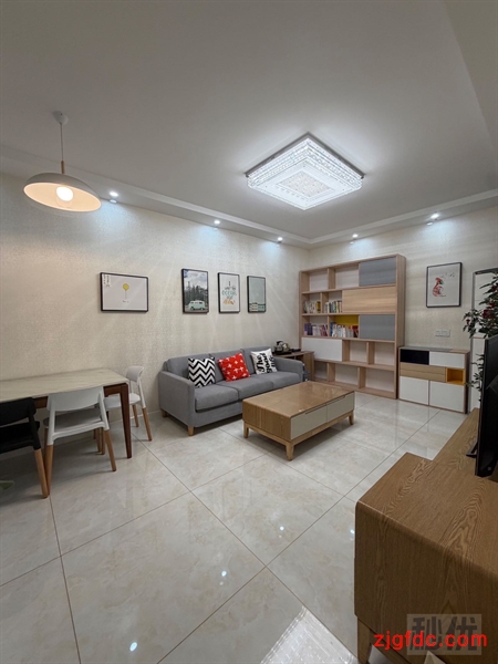 梁丰中学旁甲江南110万2室2厅1卫精装修急售，高性价比！