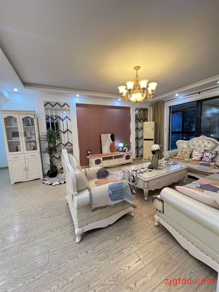 梁丰中学旁甲江南139平3室2厅2卫精装修适合投资和人多的家庭