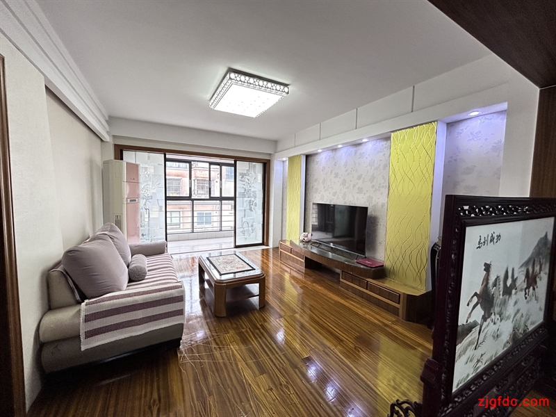 超好的地段，大润发旁城建新村141平3室2厅2卫精装修